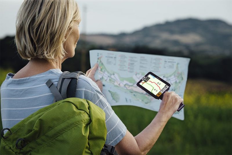 Bilde av person i fjellet som leser kart med den digitale leselupen explorē 5